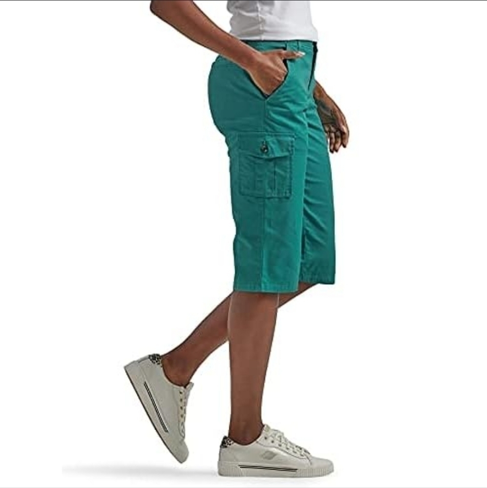 Lee comfort waistband, Green Capris with Back Button‎ Pockets Size 6 NWT